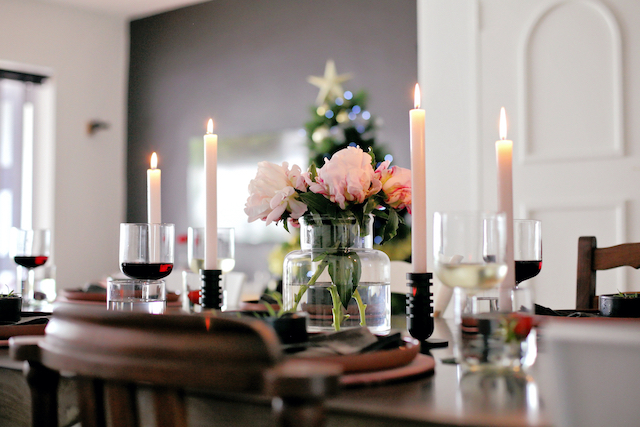 Read more about the article Feminine tablescape for hosting girl friends