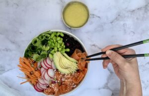 Read more about the article Poké Bowl with Black Rice & Sesame Ginger Vinaigrette